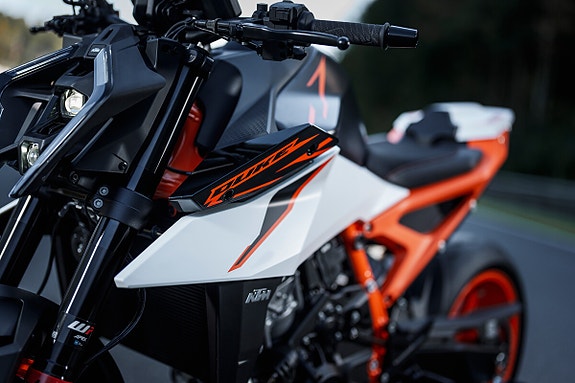 KTM 990 DUKE R /5" TFT/4 ÅR GARANTI/ 3.99% RENTEKAMPANJE /FREE TECHPACK 5 of 5