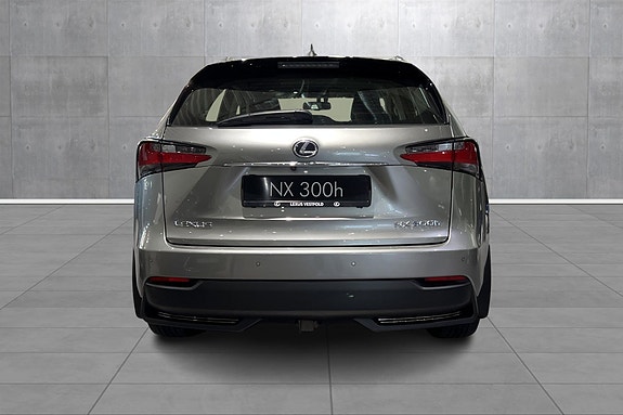 Lexus NX300h 4 of 5