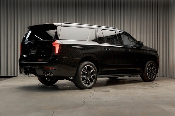 Chevrolet Suburban 13 of 30
