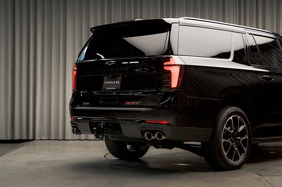Chevrolet Suburban 14 of 30