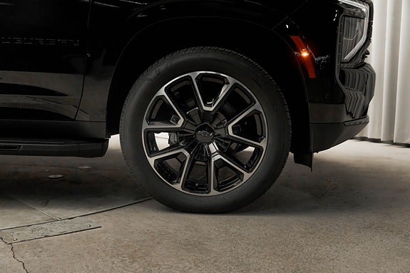Chevrolet Suburban 5 of 30