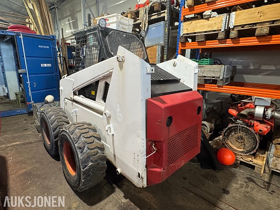 Bobcat 975 KOMPAKTLASTER - MED SKUFFE OG PALLEGAFLER - STARTER OG GÅR 3 of 5