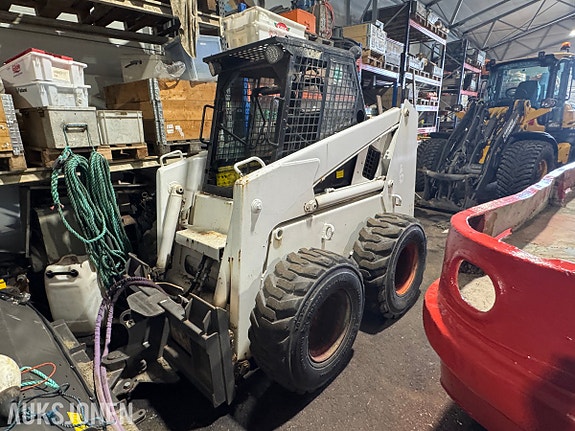 Bobcat 975 KOMPAKTLASTER - MED SKUFFE OG PALLEGAFLER - STARTER OG GÅR 2 of 5