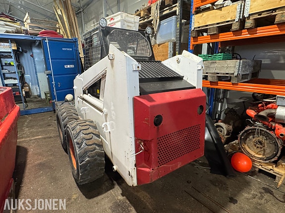 Bobcat 975 KOMPAKTLASTER - MED SKUFFE OG PALLEGAFLER - STARTER OG GÅR 4 of 5