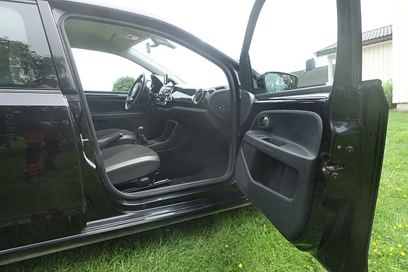 Volkswagen UP! 9 of 16