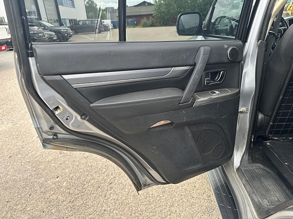Mitsubishi Pajero 29 of 30