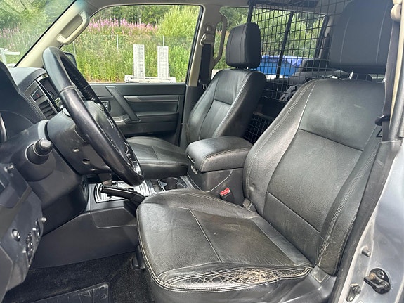 Mitsubishi Pajero 12 of 30