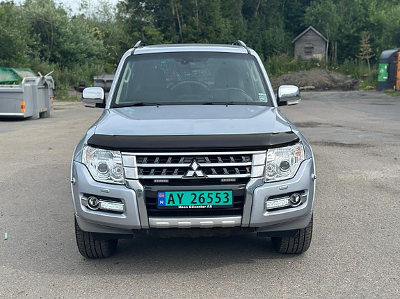 Mitsubishi Pajero 2 of 30
