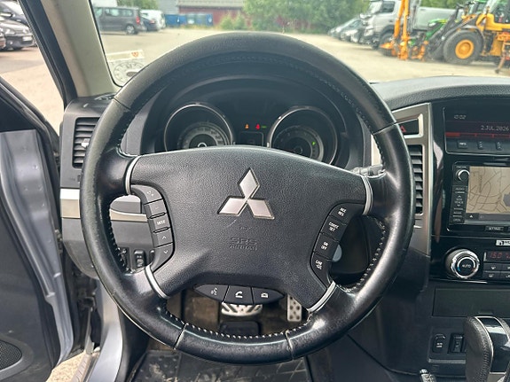 Mitsubishi Pajero 13 of 30