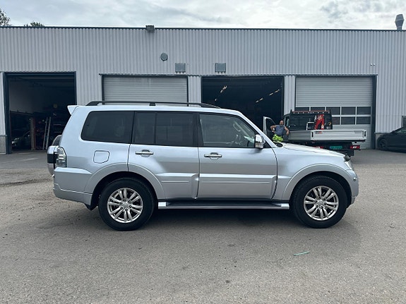 Mitsubishi Pajero 4 of 30
