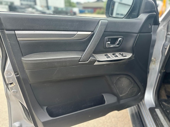 Mitsubishi Pajero 9 of 30