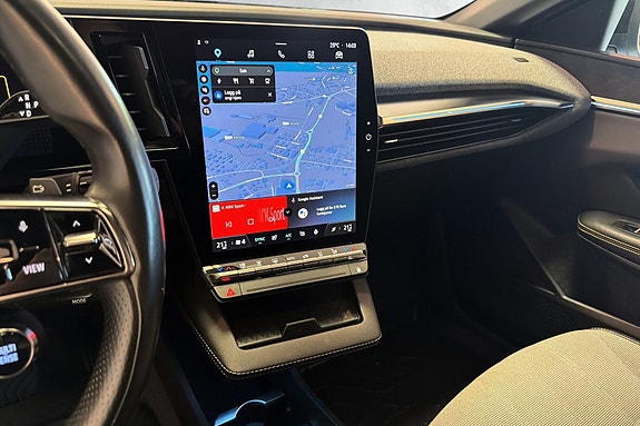 Hovedskjerm med google built-in og Apple carplay/Android auto