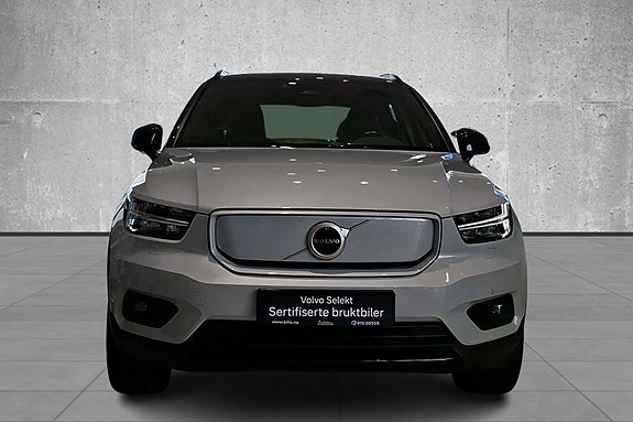 Volvo XC40 2 of 5