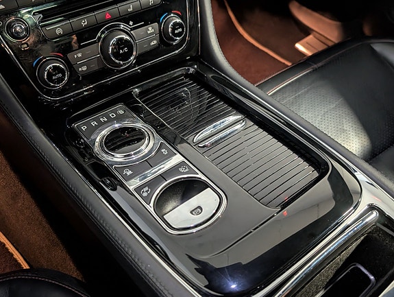 Jaguar XJ 15 of 26