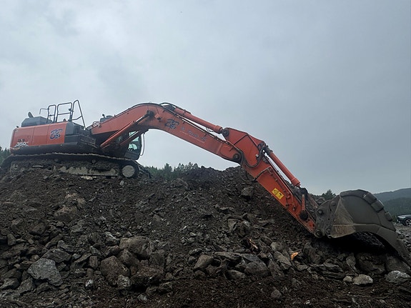 Hitachi ZX350-6 3 of 5