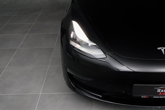 Tesla Model 3 4 of 5