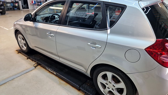 Kia Ceed 2 of 5