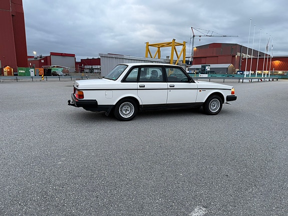 Volvo 240 3 of 5