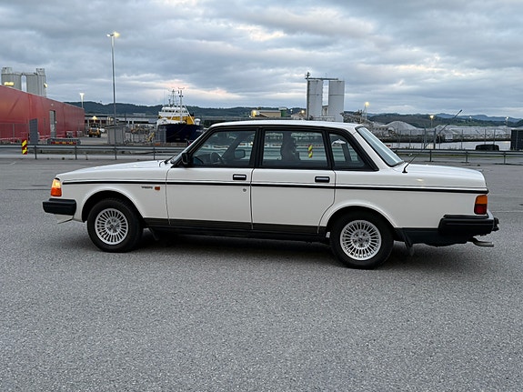 Volvo 240 2 of 5