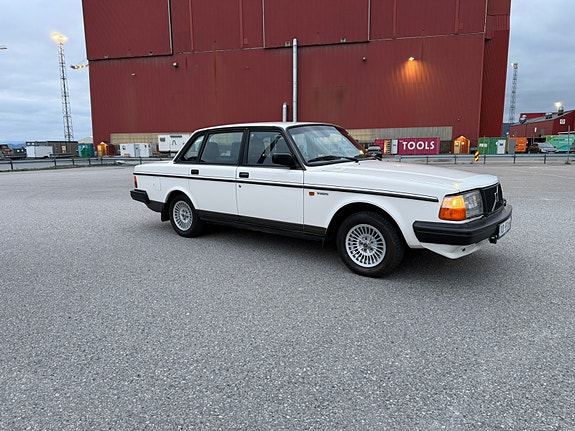 Volvo 240 4 of 5
