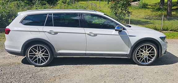 Volkswagen Passat Alltrack 2 of 5