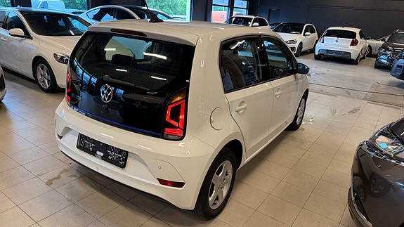 Volkswagen UP! 2 of 5