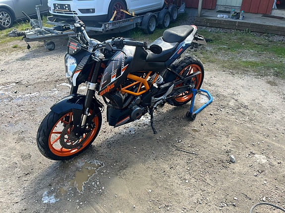 KTM 390 Duke 2 of 5