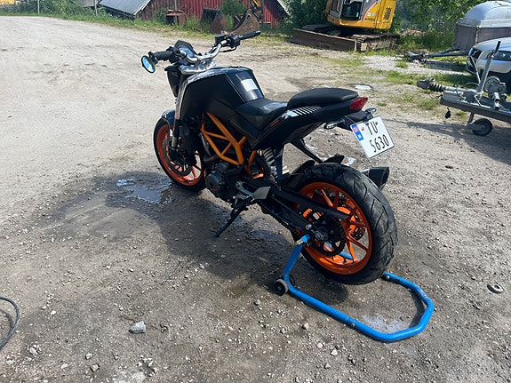 KTM 390 Duke 3 of 5