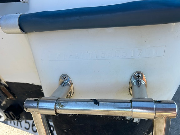 Yamarin 4300 selvlensende med putesett selges uten motor, men med henger 4 of 5