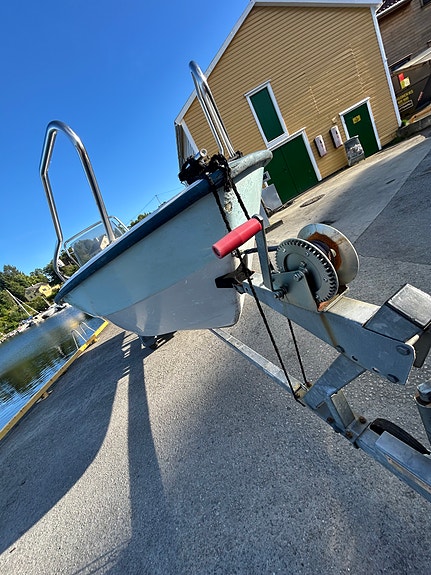 Yamarin 4300 selvlensende med putesett selges uten motor, men med henger 5 of 5