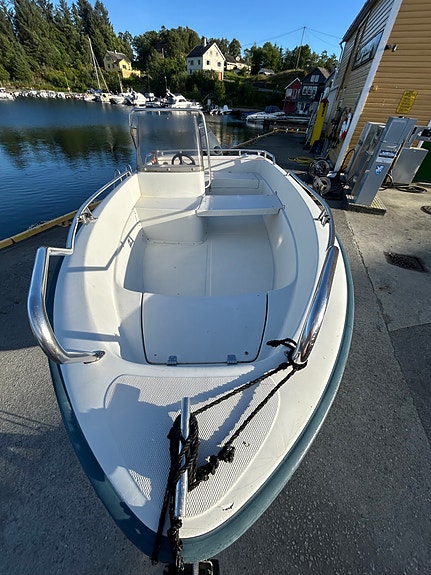 Yamarin 4300 selvlensende med putesett selges uten motor, men med henger 2 of 5