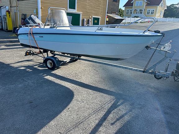 Yamarin 4300 selvlensende med putesett selges uten motor, men med henger 3 of 5