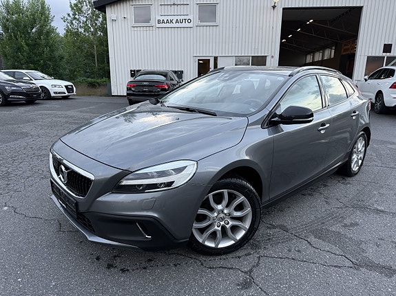 Volvo V40 Cross Country 2 of 5