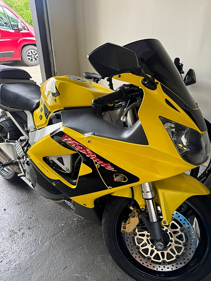 Honda CBR 900 RR Fireblade 3 of 5