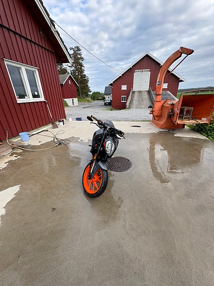 KTM 125 Duke 2 of 5