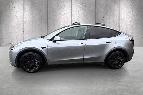 Tesla Model Y 4 of 5