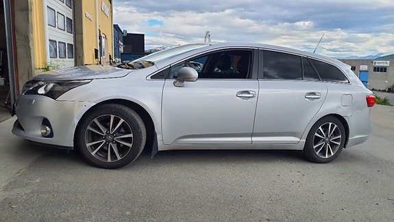 Toyota Avensis 2 of 5
