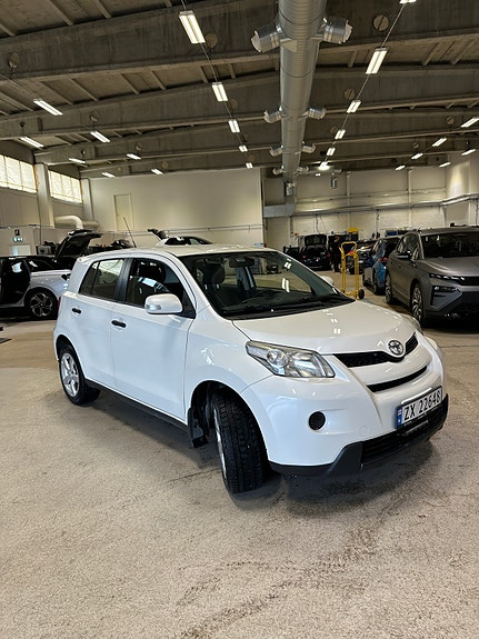 Toyota Urban Cruiser 2 of 5