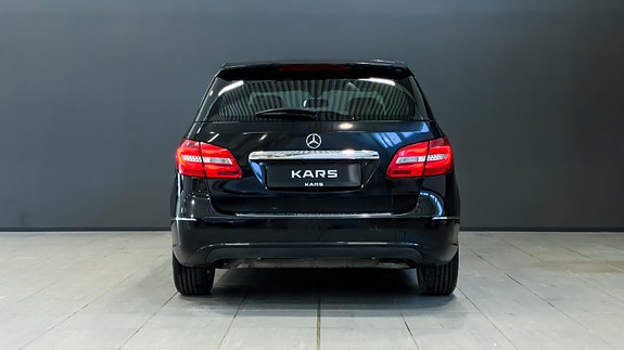 Mercedes-Benz B200 4 of 5