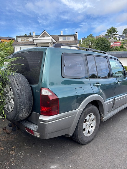 Mitsubishi Pajero 2 of 5