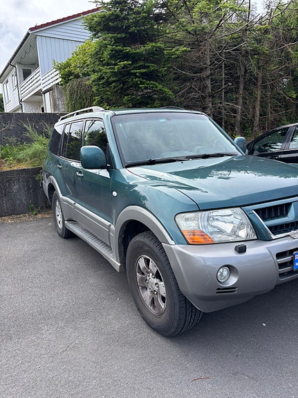 Mitsubishi Pajero 3 of 5