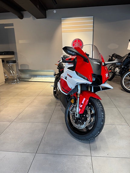 Yamaha YZF R9 3 of 5