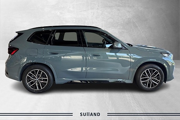 BMW iX1 6 of 24