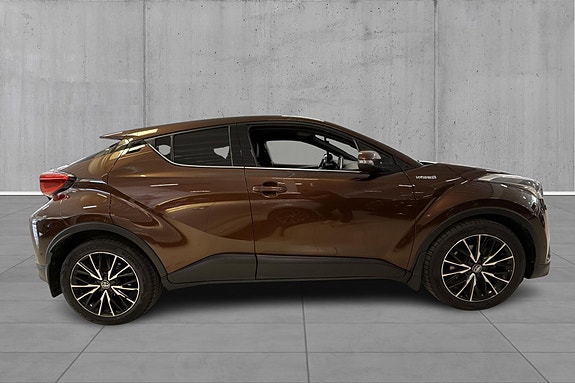 Toyota C-HR 4 of 5