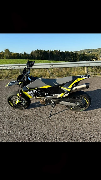 Husqvarna 701 Supermoto 3 of 5