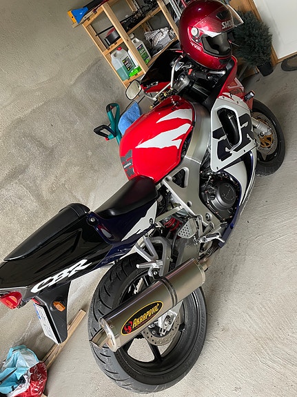 Honda CBR 900 RR 2 of 5