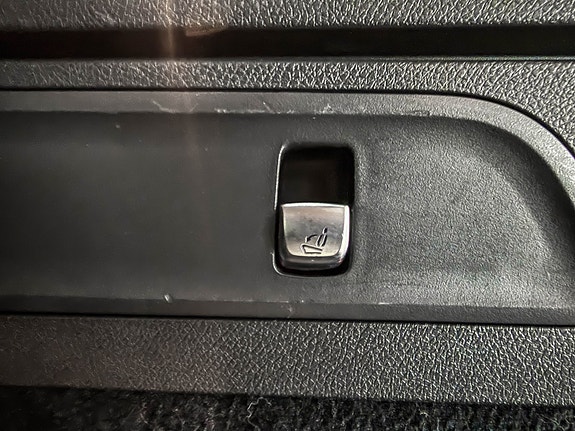 Mercedes-Benz GLC300 e 28 of 30