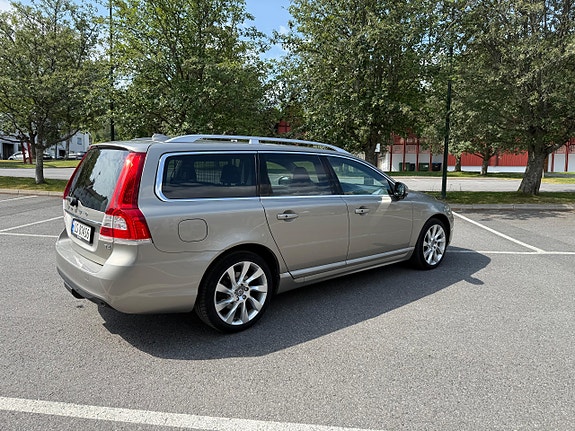 Volvo V70 4 of 25