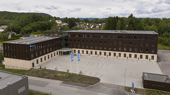 Kontorplass i et nyrenovert bygg i Kobbervikdalen. Her har ca. 130 personer sin arbeidsplass.