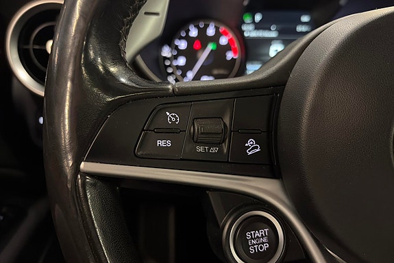Alfa Romeo Stelvio 16 of 24